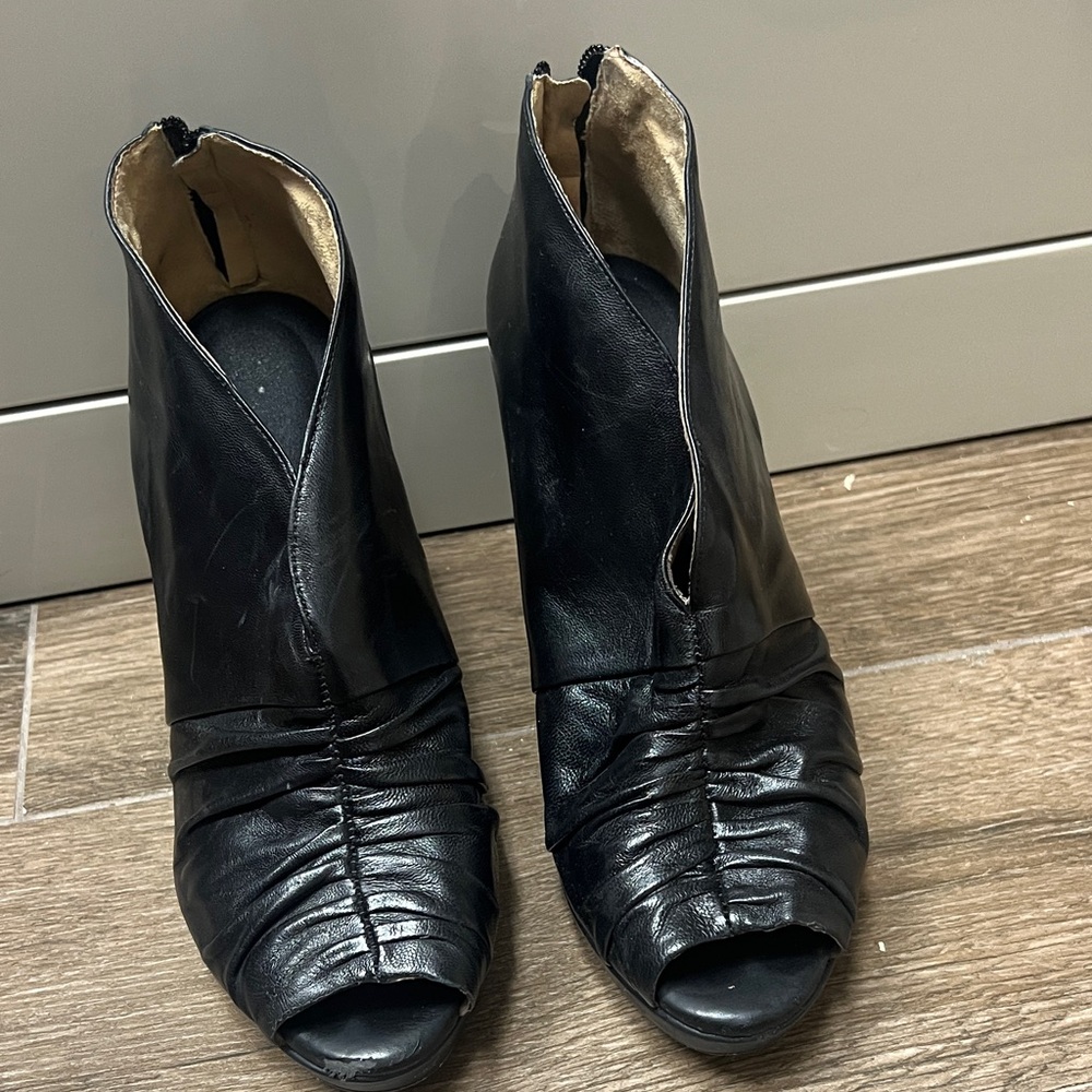 ANTONIO MELANI Black Leather Peep-Toe Ruched Ankle Booties